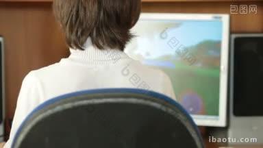 男孩在家里玩桌面电脑游戏的后视图